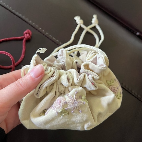 ♦️Little girl small, white & red floral pattern purse pouches w/string straps♦️ - Picture 6 of 8